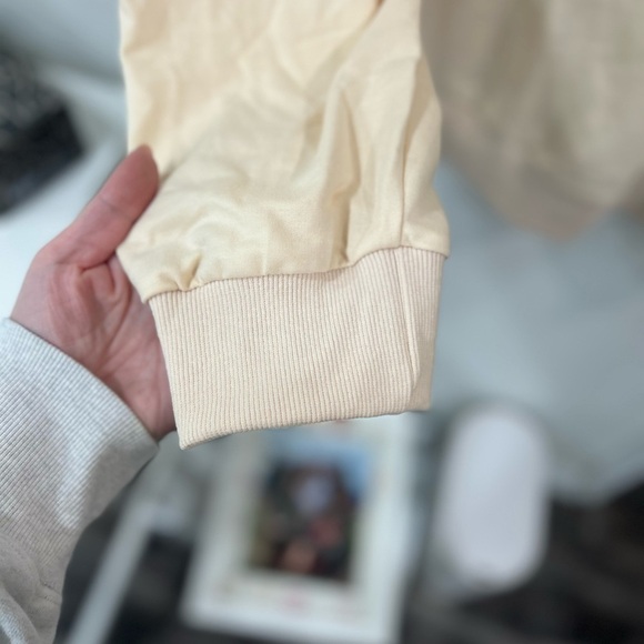 Salem Massachusetts Cream oversized graphic Sweatshirt -NEW - Picture 5 of 6